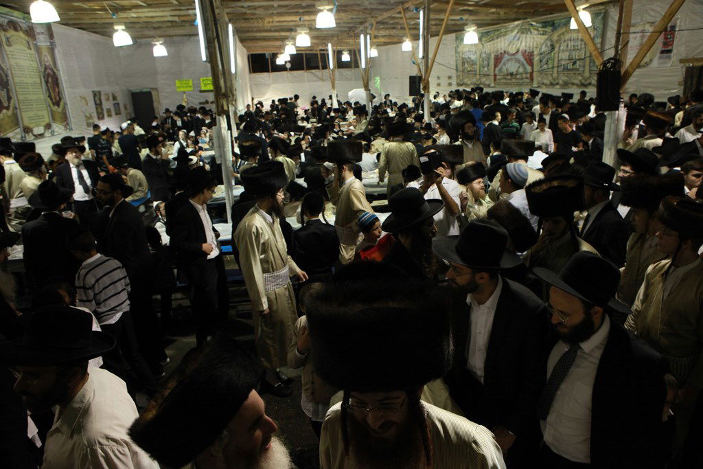 שמחת בית השואבה בתולדות אהרן: האדמו"ר בצד, הילדים במרכז