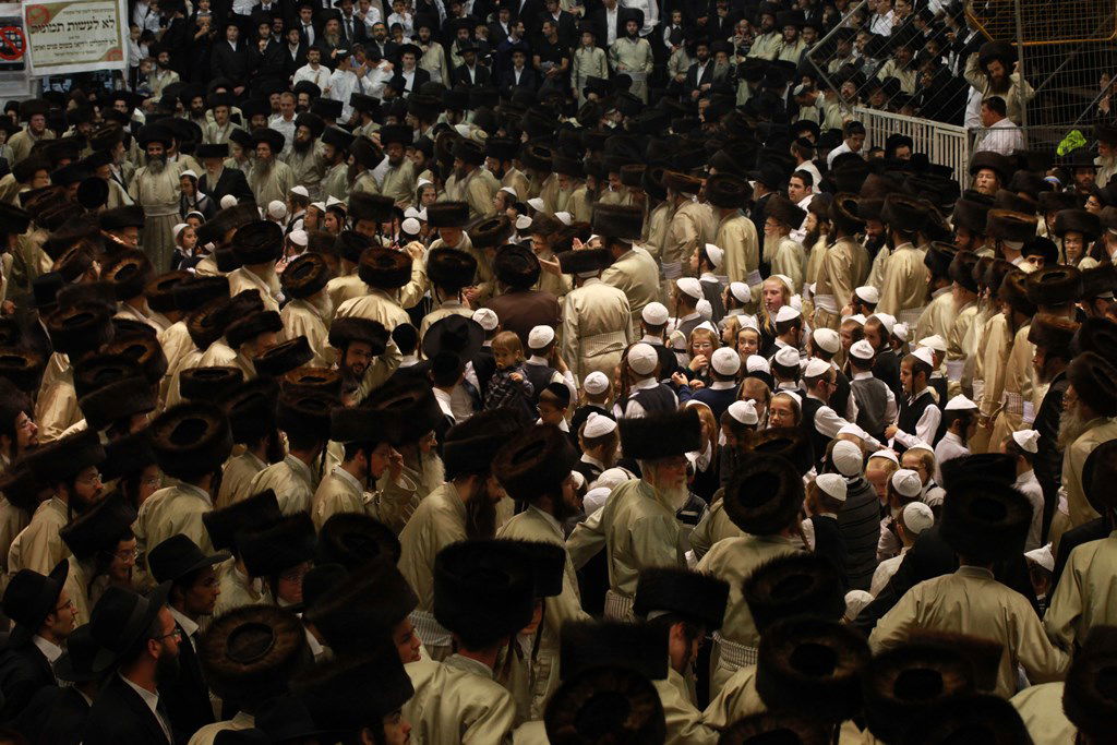 שמחת בית השואבה בתולדות אהרן: האדמו"ר בצד, הילדים במרכז