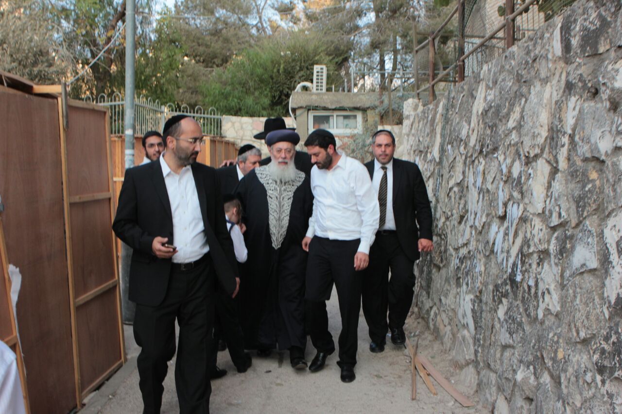 הגר"ש עמאר הגיע לסוכתו של הגאון רבי יצחק יוסף