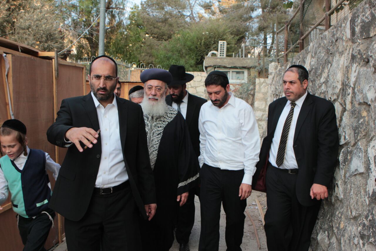 הגר"ש עמאר הגיע לסוכתו של הגאון רבי יצחק יוסף