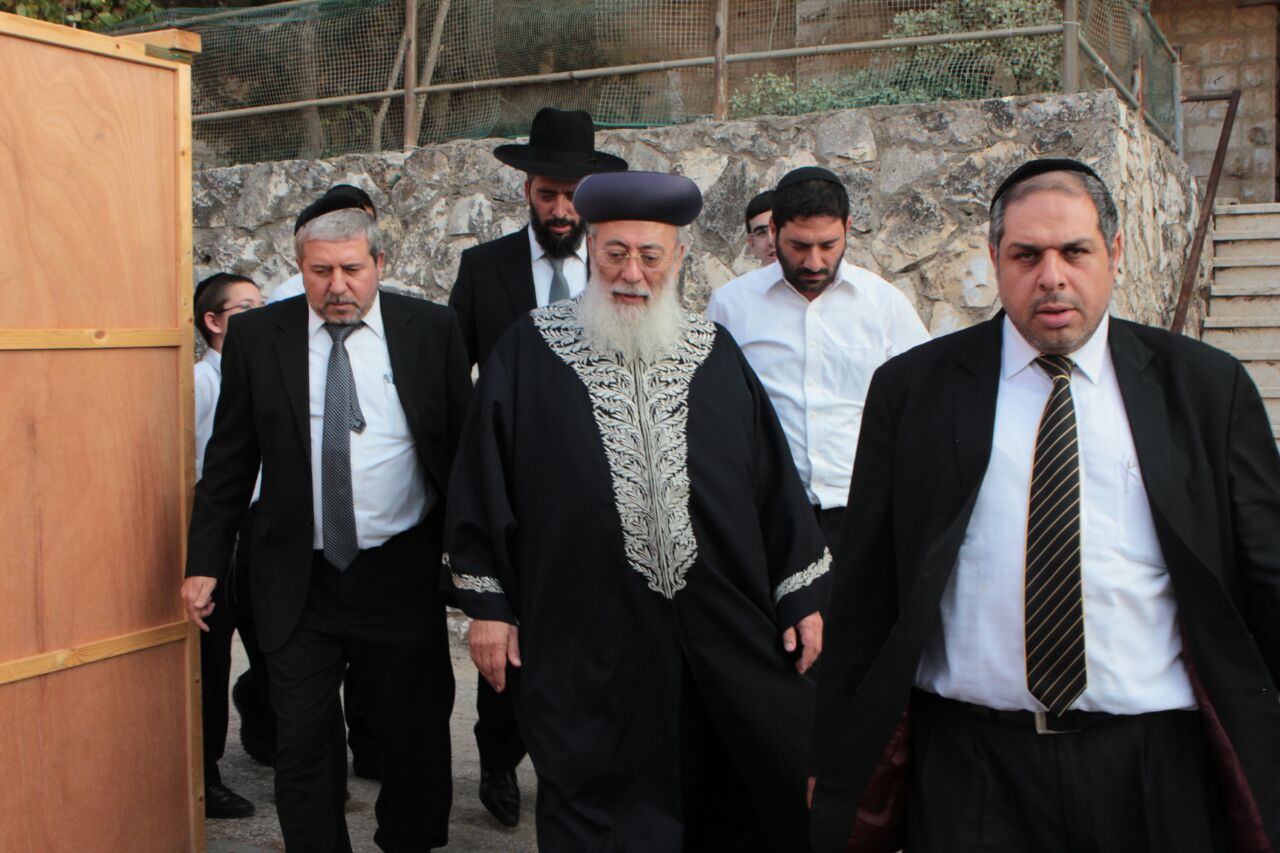 הגר"ש עמאר הגיע לסוכתו של הגאון רבי יצחק יוסף