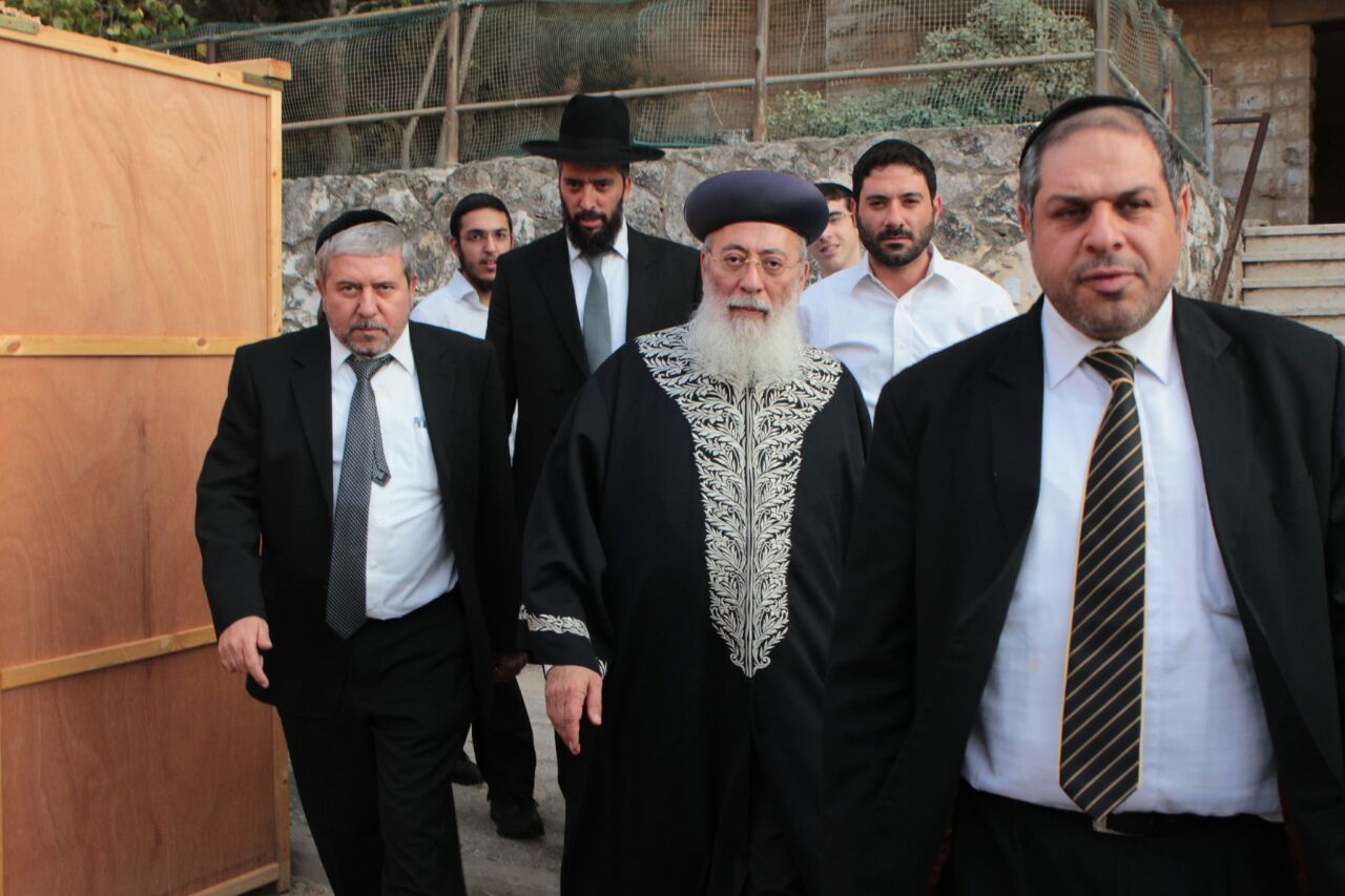 הגר"ש עמאר הגיע לסוכתו של הגאון רבי יצחק יוסף