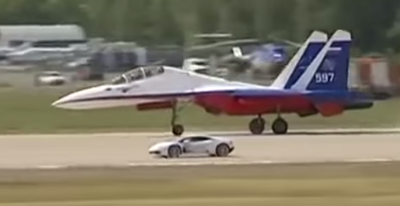 צפו: למבורגיני הוריקן במרוץ נגד מטוס קרב רוסי