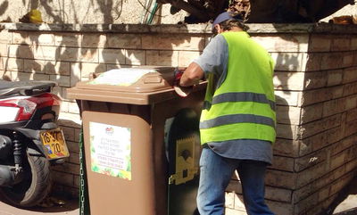 עובדי התברואה בבני ברק מפנים את פחי השמיטה עם הזבל הרגיל