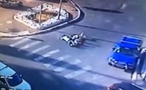 נפלו מהאופניים החשמליים, נדרסו ונפצעו קל • צפו בתיעוד