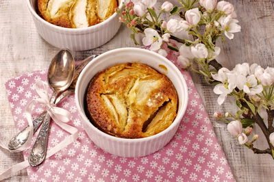 סופלה שוקולד חם עם אגסים ביין