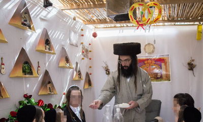 יוצאים מהמקום הבטוח לסוכת ארעי