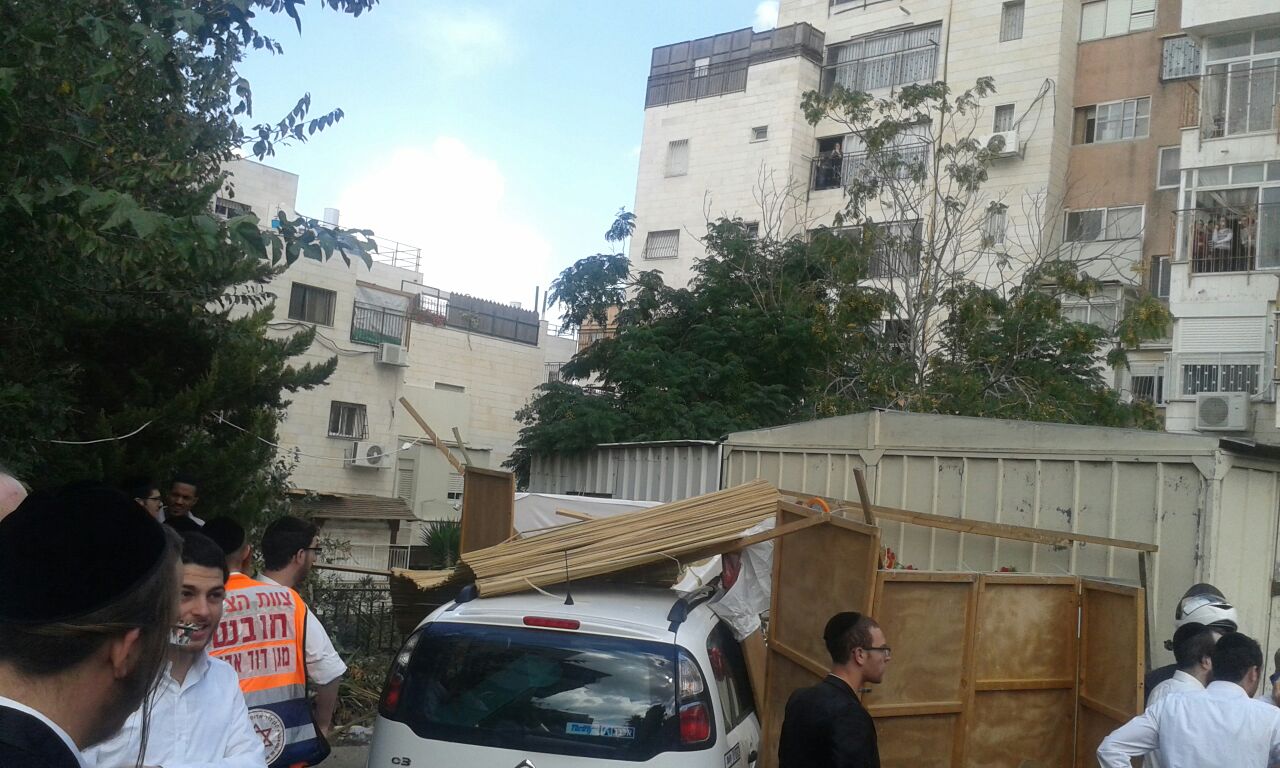 באמצע הארוחה: רכב התנגש בסוכה