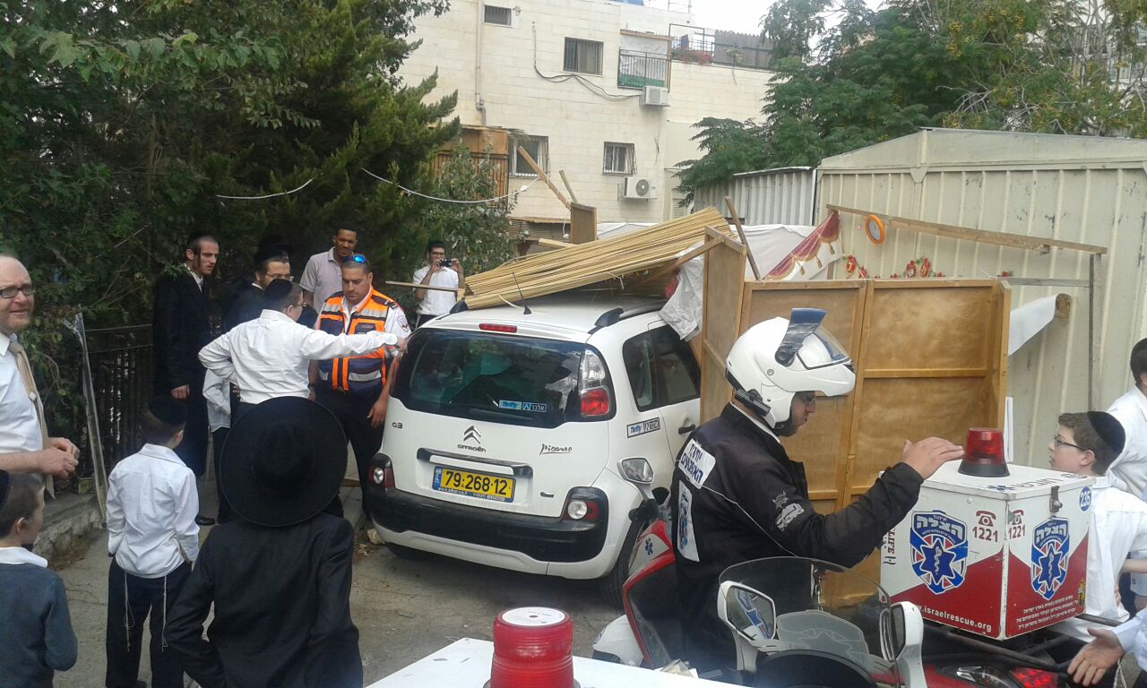 באמצע הארוחה: רכב התנגש בסוכה