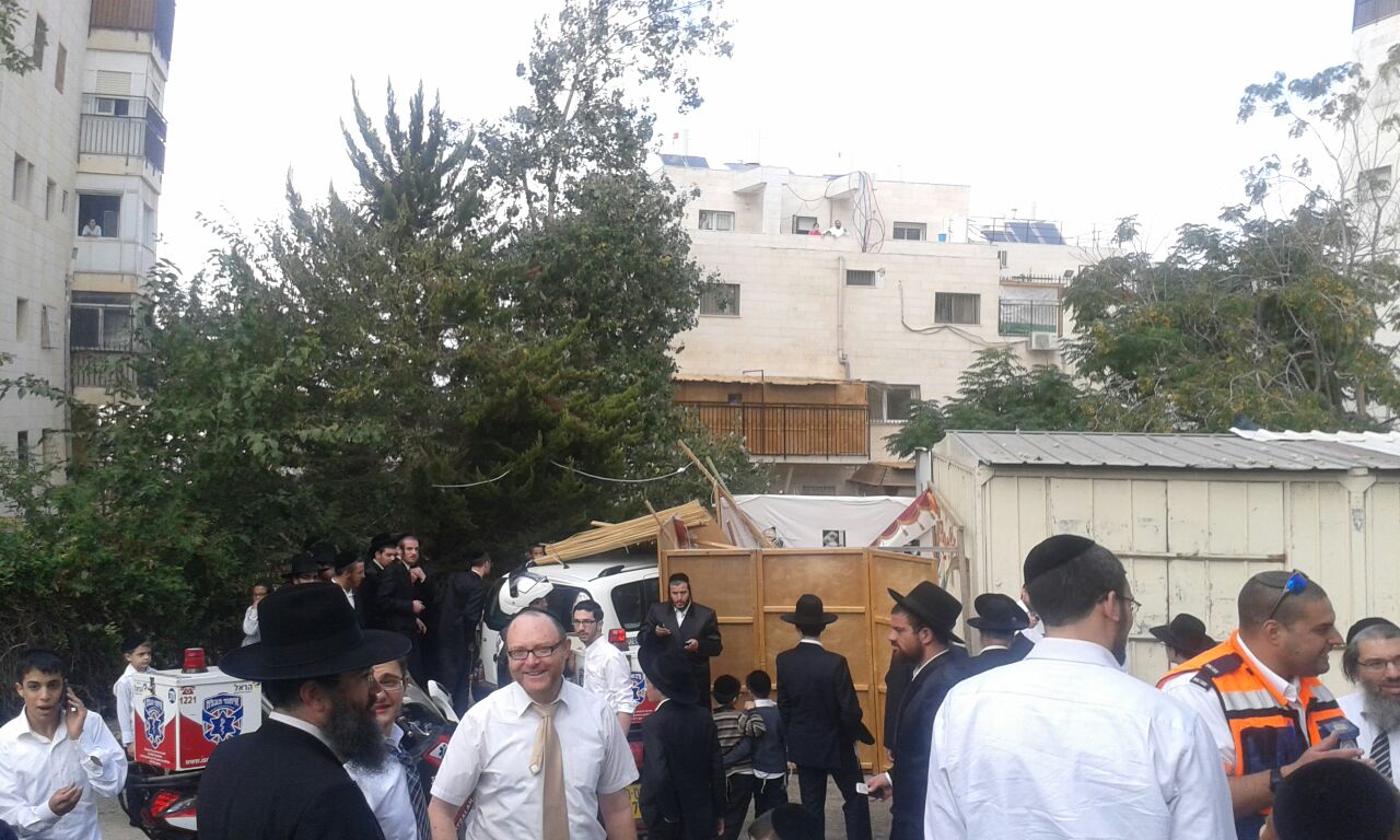 באמצע הארוחה: רכב התנגש בסוכה