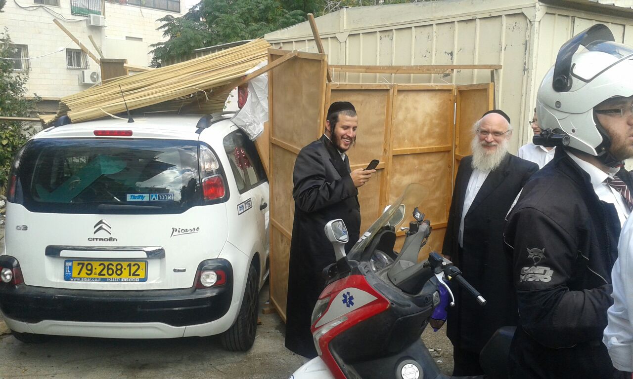 באמצע הארוחה: רכב התנגש בסוכה