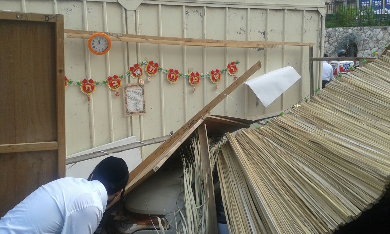 באמצע הארוחה: רכב התנגש בסוכה