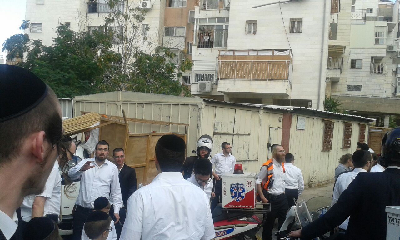 באמצע הארוחה: רכב התנגש בסוכה