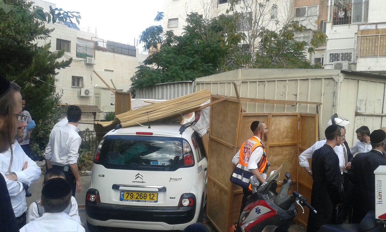 באמצע הארוחה: רכב התנגש בסוכה