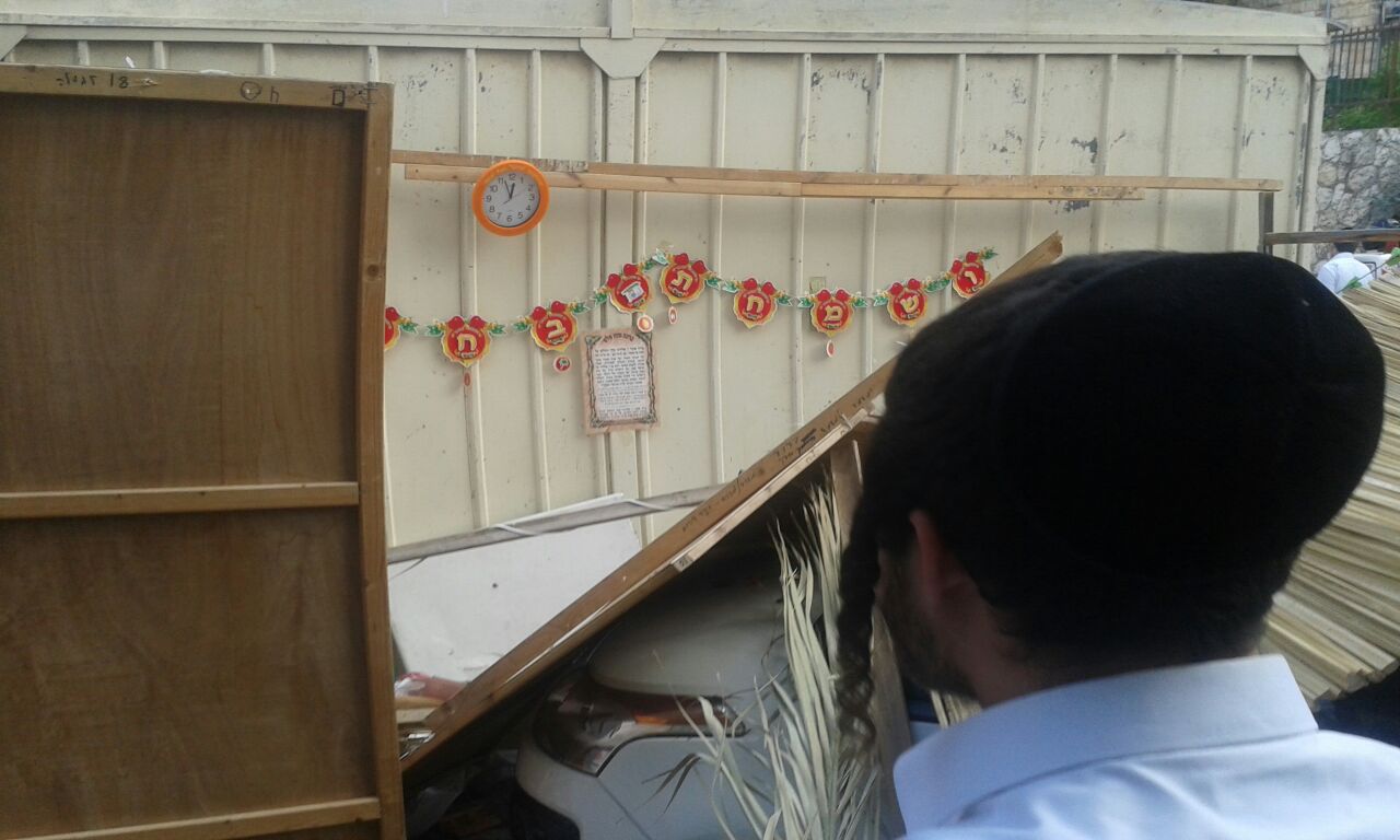 באמצע הארוחה: רכב התנגש בסוכה