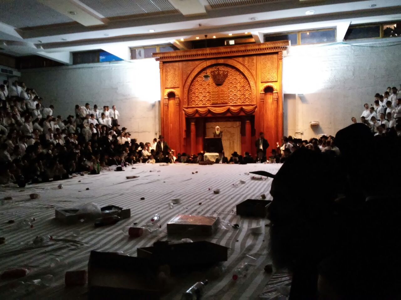 ישיבת פוניבז' הליטאית נעלה את החג בטיש חסידי • צפו בוידאו