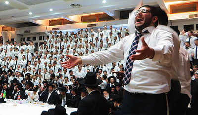 ישיבת פוניבז' הליטאית נעלה את החג בטיש חסידי • צפו בוידאו