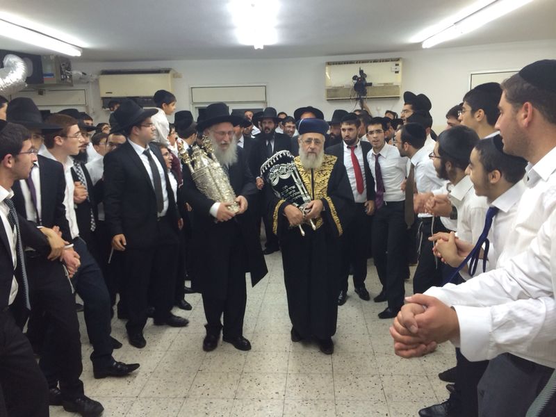 הקפות שניות: הרב יצחק יוסף רקד עם הספר של הרב עמאר