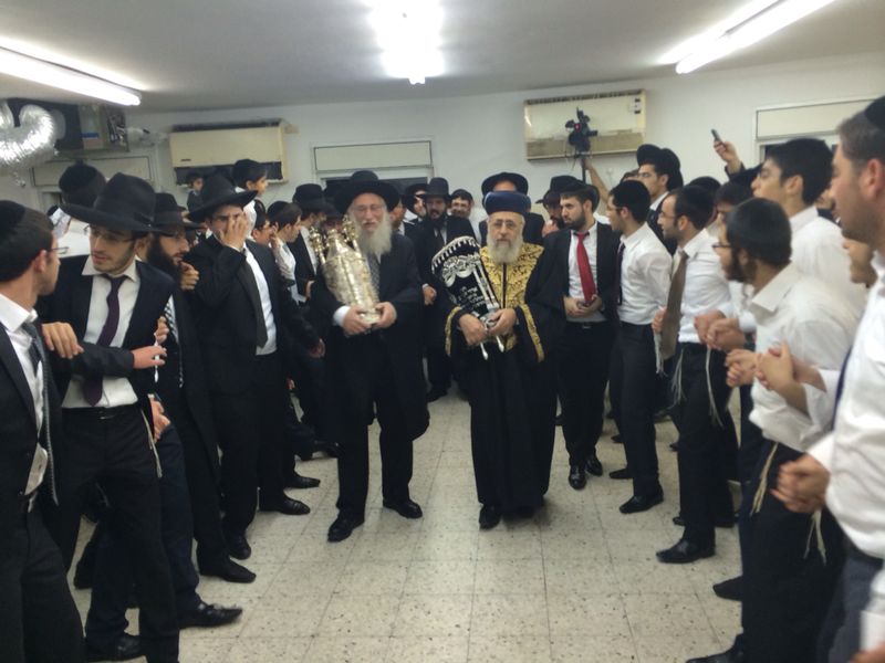 הקפות שניות: הרב יצחק יוסף רקד עם הספר של הרב עמאר