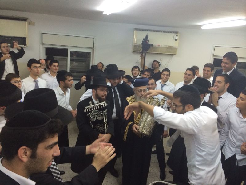 הקפות שניות: הרב יצחק יוסף רקד עם הספר של הרב עמאר