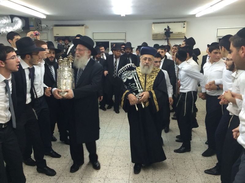 הקפות שניות: הרב יצחק יוסף רקד עם הספר של הרב עמאר