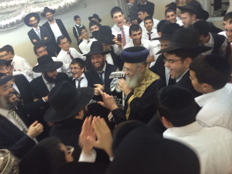 הקפות שניות: הרב יצחק יוסף רקד עם הספר של הרב עמאר