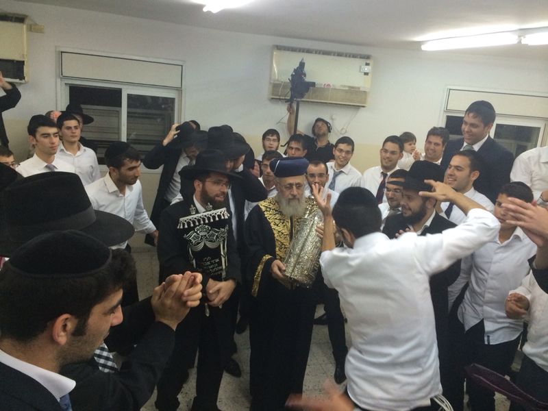 הקפות שניות: הרב יצחק יוסף רקד עם הספר של הרב עמאר