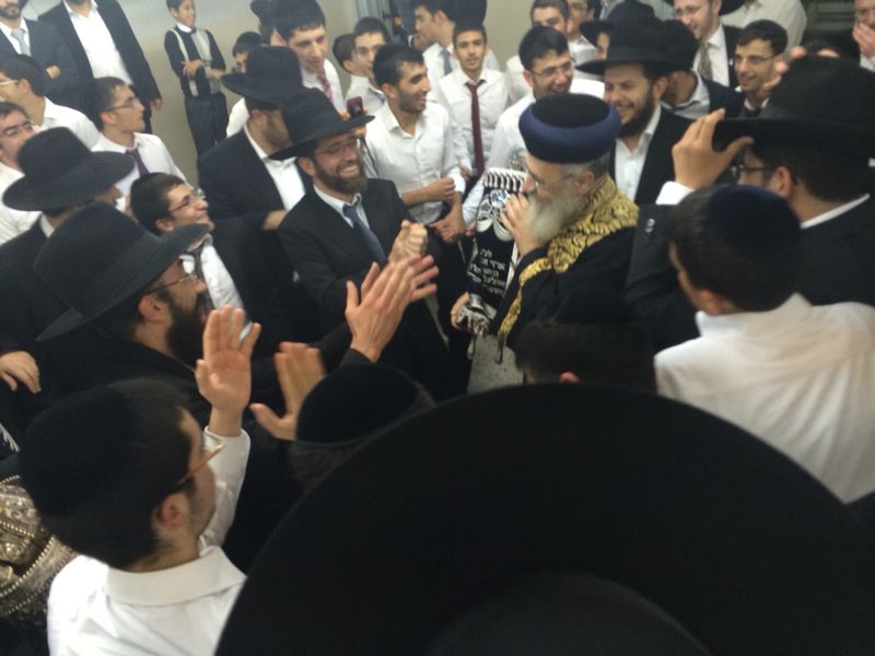 הקפות שניות: הרב יצחק יוסף רקד עם הספר של הרב עמאר