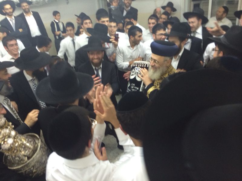 הקפות שניות: הרב יצחק יוסף רקד עם הספר של הרב עמאר