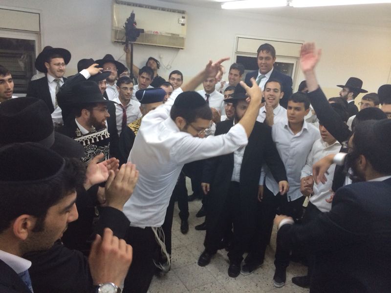 הקפות שניות: הרב יצחק יוסף רקד עם הספר של הרב עמאר