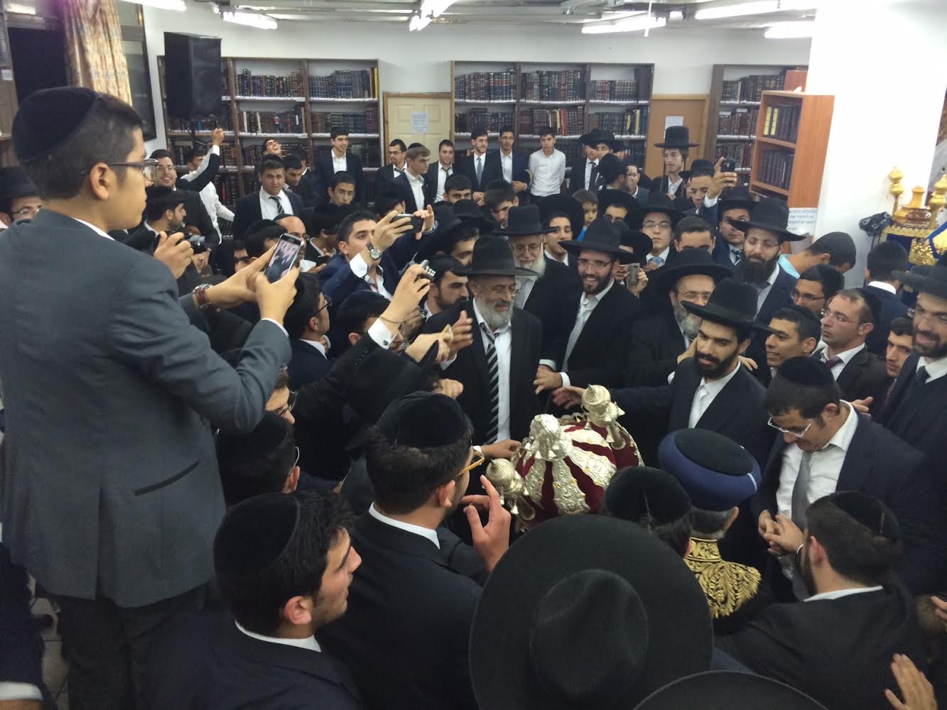 הקפות שניות: הרב יצחק יוסף רקד עם הספר של הרב עמאר