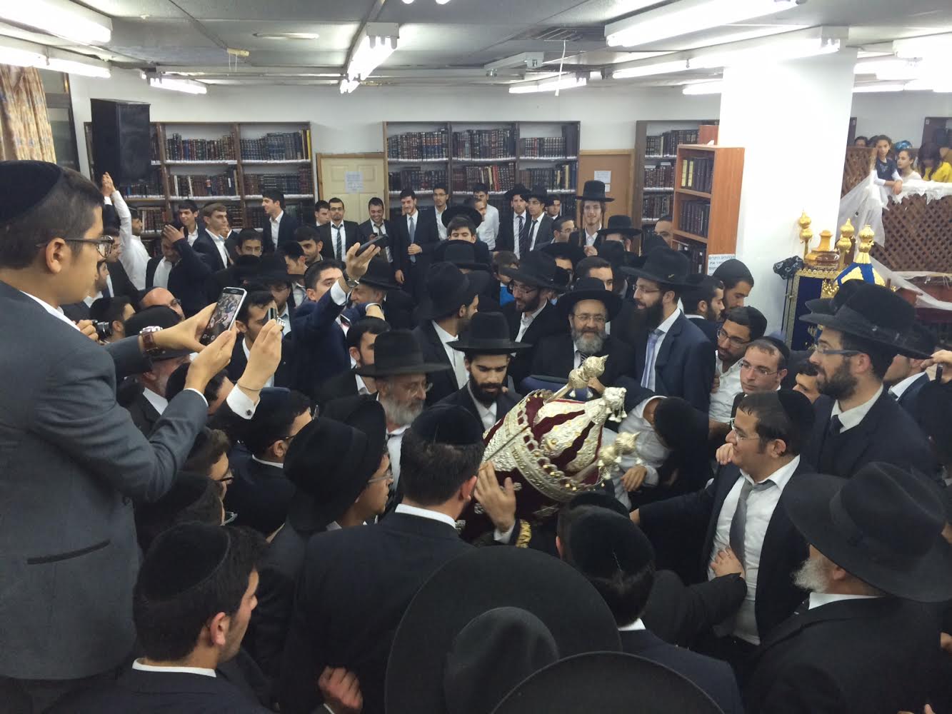 הקפות שניות: הרב יצחק יוסף רקד עם הספר של הרב עמאר