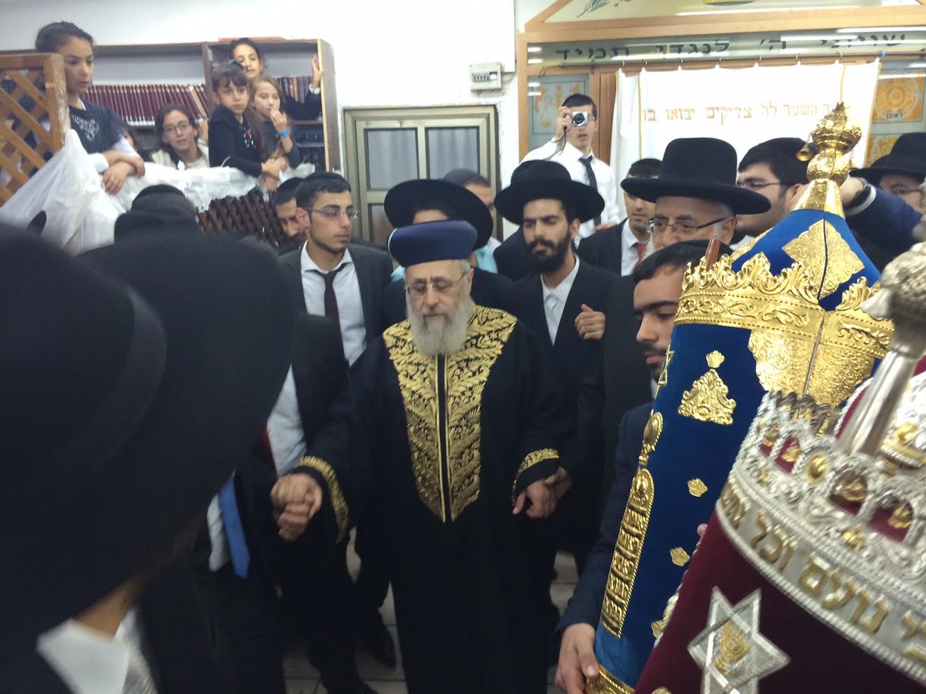 הקפות שניות: הרב יצחק יוסף רקד עם הספר של הרב עמאר