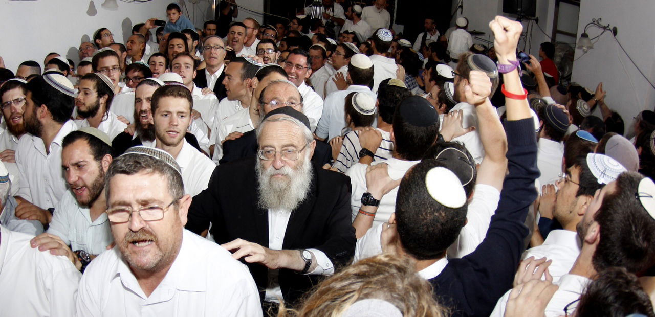 תיעוד: הרב אריה שטרן בהקפות בבית הראי"ה קוק