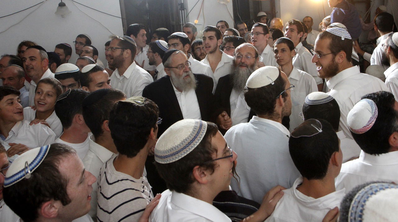 תיעוד: הרב אריה שטרן בהקפות בבית הראי"ה קוק