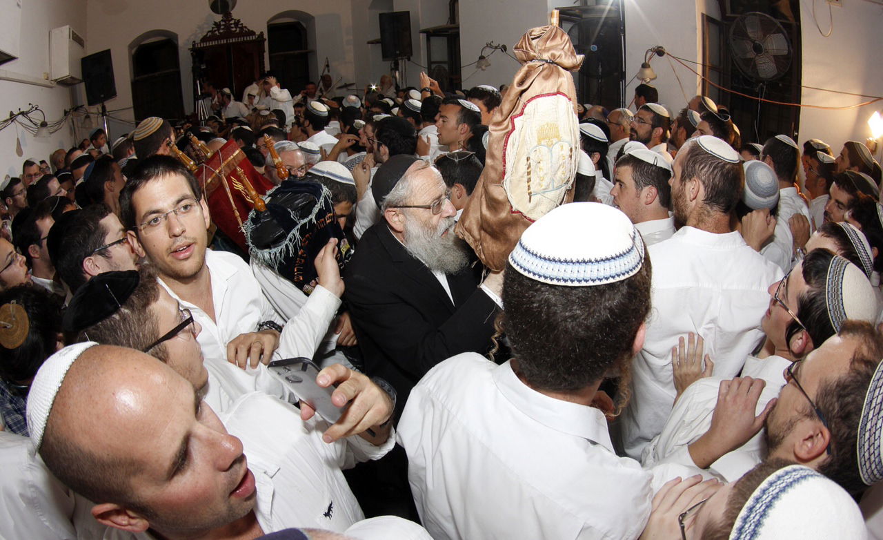 תיעוד: הרב אריה שטרן בהקפות בבית הראי"ה קוק