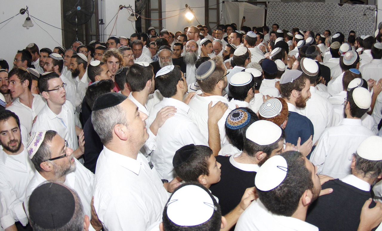 תיעוד: הרב אריה שטרן בהקפות בבית הראי"ה קוק