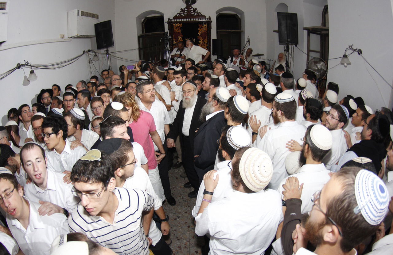 תיעוד: הרב אריה שטרן בהקפות בבית הראי"ה קוק