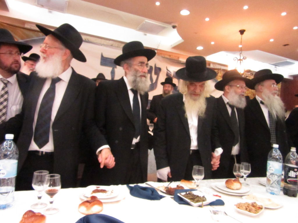 מנחם כרמל הכניס ספר תורה לישיבת פוניבז' • גלריה