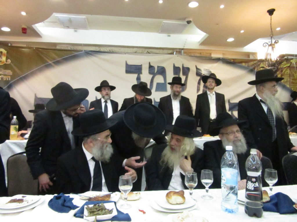 מנחם כרמל הכניס ספר תורה לישיבת פוניבז' • גלריה