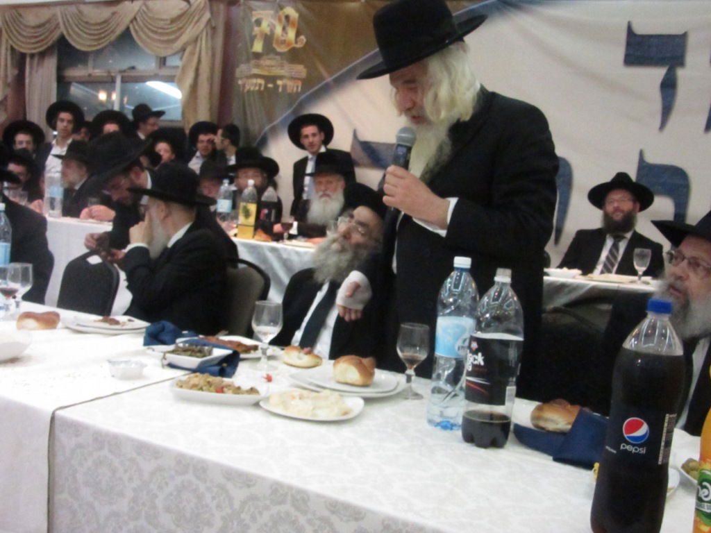 מנחם כרמל הכניס ספר תורה לישיבת פוניבז' • גלריה