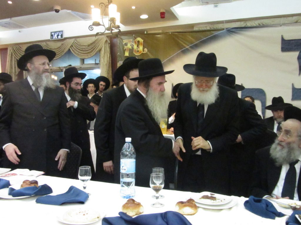 מנחם כרמל הכניס ספר תורה לישיבת פוניבז' • גלריה