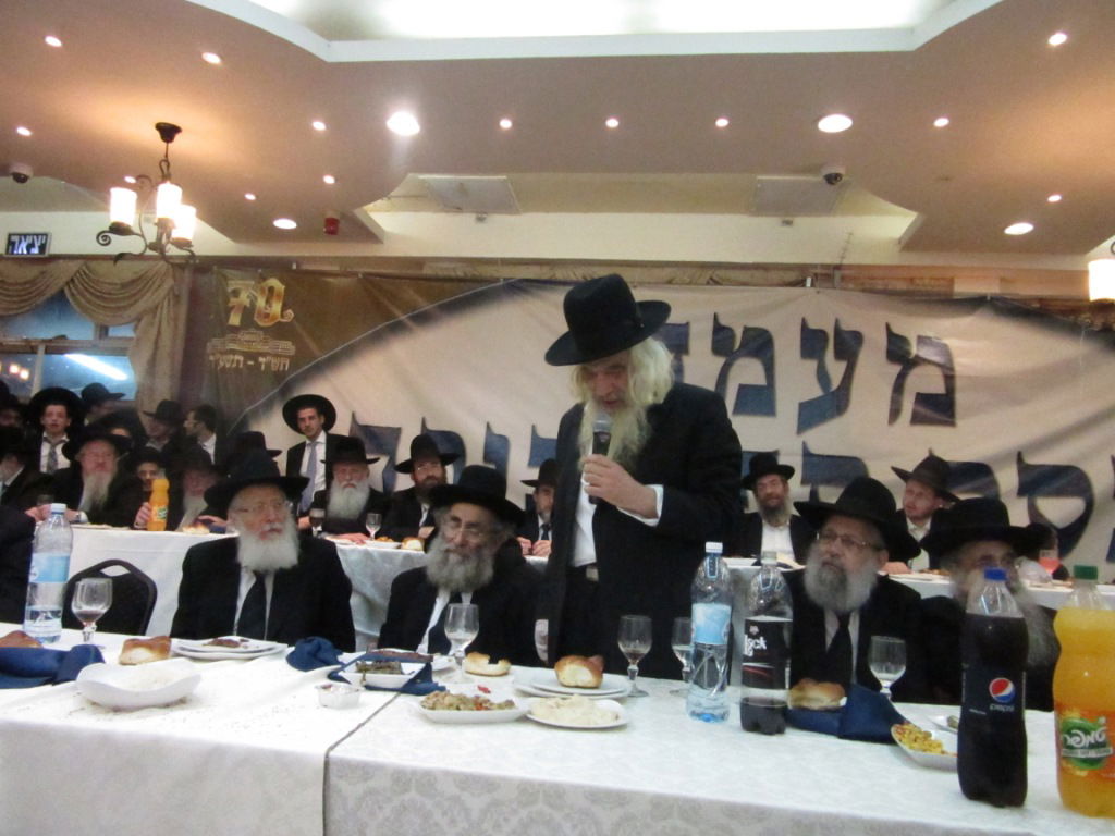 מנחם כרמל הכניס ספר תורה לישיבת פוניבז' • גלריה