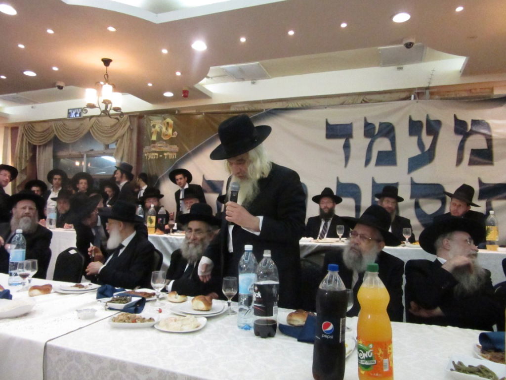 מנחם כרמל הכניס ספר תורה לישיבת פוניבז' • גלריה