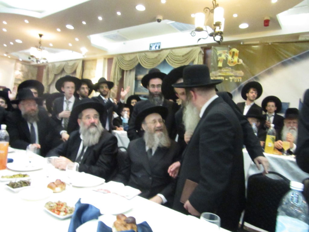 מנחם כרמל הכניס ספר תורה לישיבת פוניבז' • גלריה