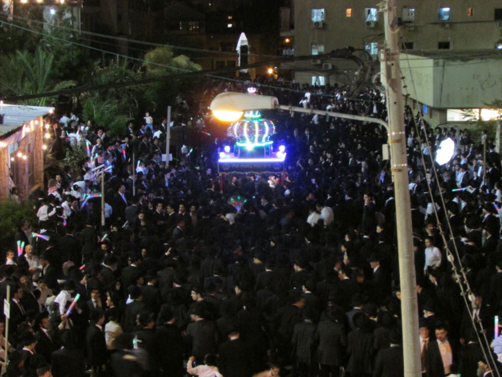 מנחם כרמל הכניס ספר תורה לישיבת פוניבז' • גלריה