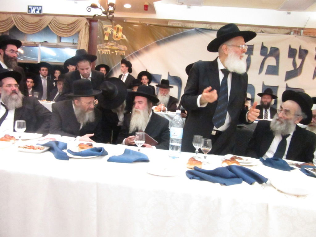 מנחם כרמל הכניס ספר תורה לישיבת פוניבז' • גלריה