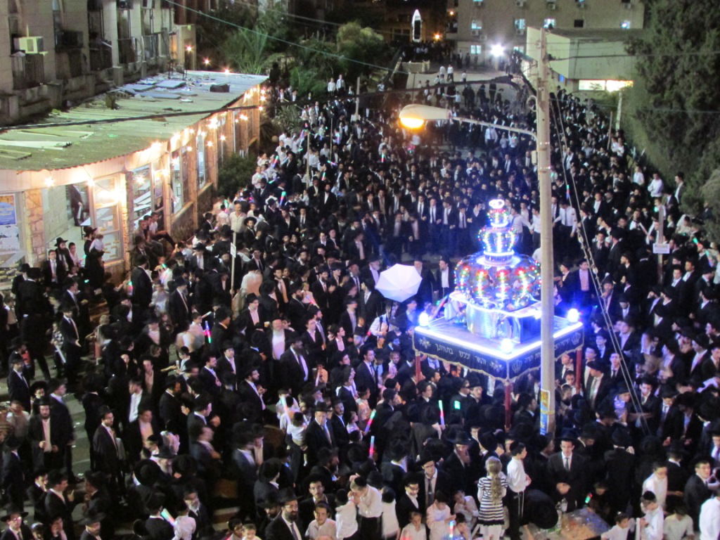 מנחם כרמל הכניס ספר תורה לישיבת פוניבז' • גלריה