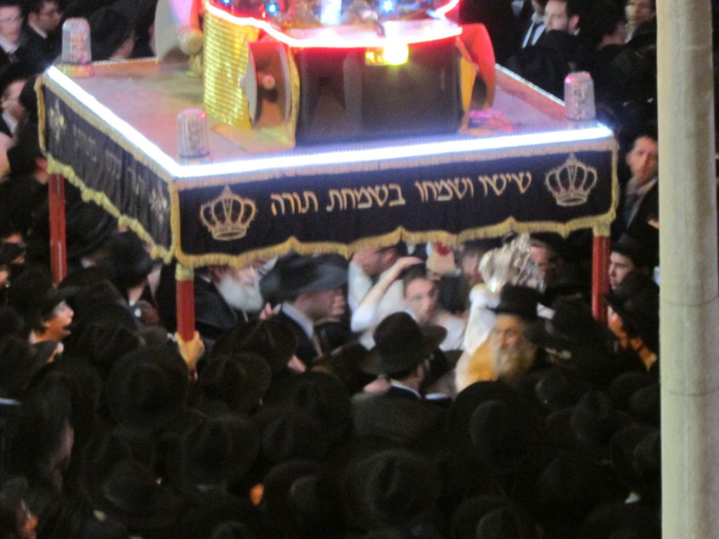 מנחם כרמל הכניס ספר תורה לישיבת פוניבז' • גלריה