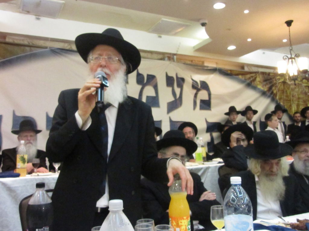 מנחם כרמל הכניס ספר תורה לישיבת פוניבז' • גלריה